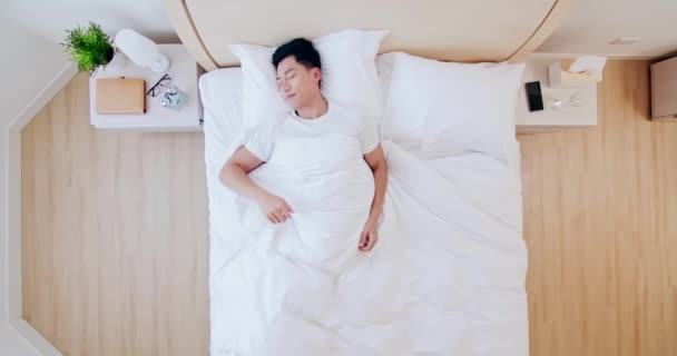 Uomo che dorme bene a letto — Video Stock