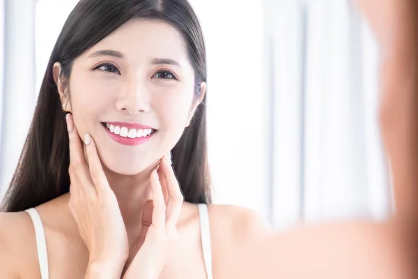 Asiatisk kvinna har bra hud — Stockfoto