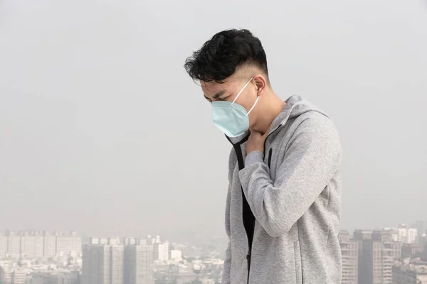 Man ont i halsen med mask — Stockfoto