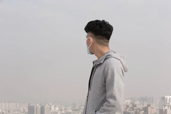 Homem olhar cidade com máscara — Fotografia de Stock