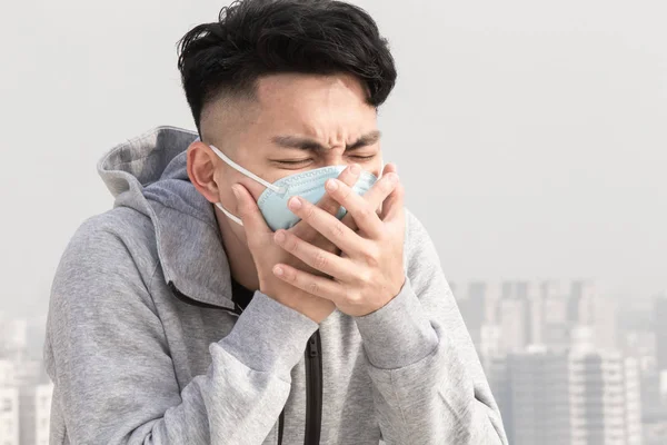 Homem tosse e usa máscara — Fotografia de Stock