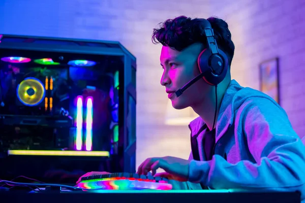 Cyber sport gamer playing game — Stock Photo, Image