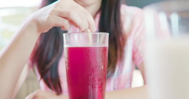 Woman use bamboo straw — Stock Video