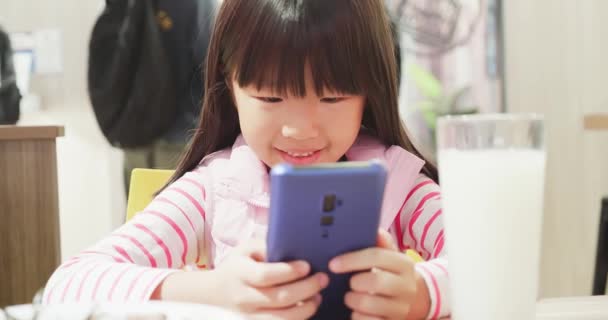 アジアの女の子はモバイルゲームをプレイ — ストック動画