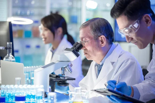 Asian scientist team meeting — Stock Photo, Image