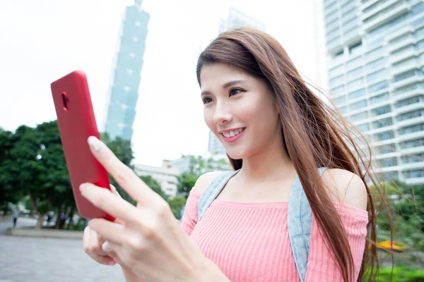 Use 5g smartphone in taiwan — Stock Photo, Image