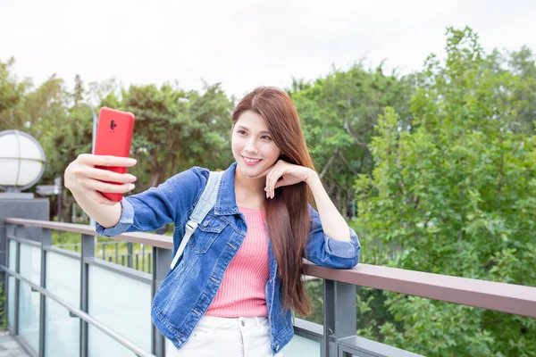 Jovem asiático menina tomar selfie — Fotografia de Stock