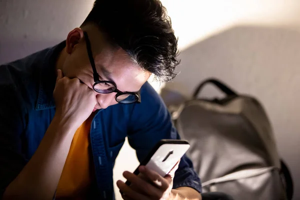 Hombre molesto mientras usa el teléfono — Foto de Stock