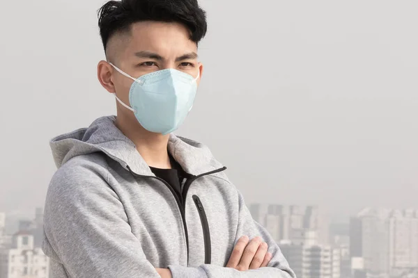 Asiático hombre lleva protector máscara — Foto de Stock