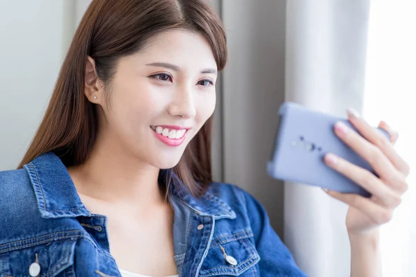 Aziatisch jong meisje gebruik smartphone — Stockfoto