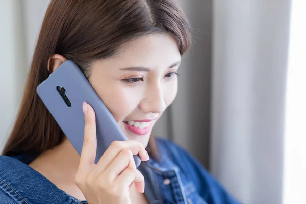 Asiático beleza falar smartphone — Fotografia de Stock