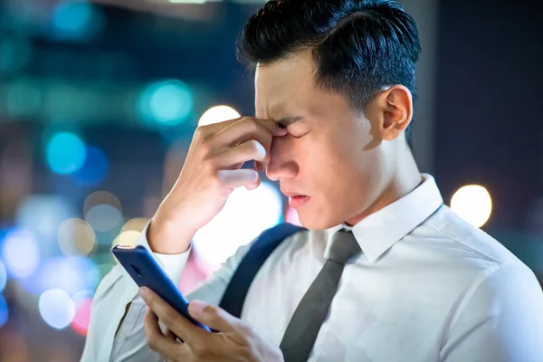 Hombre de negocios siente los ojos dolor — Foto de Stock