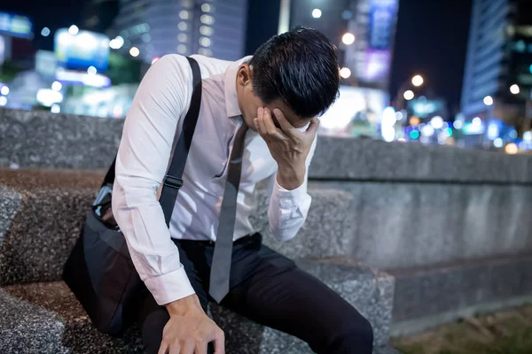 Asiático hombre de negocios obtener fuera trabajo — Foto de Stock