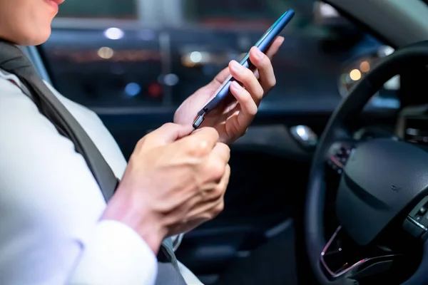Man gebruik smartphone aansluiten auto — Stockfoto