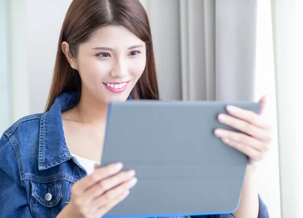 亚洲女人使用平板电脑 — 图库照片