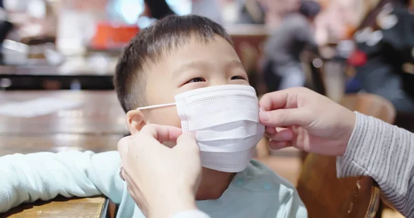 Los padres usan máscaras a los niños — Foto de Stock