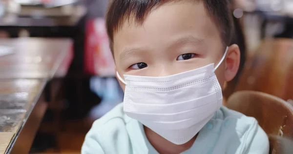 Kinderen met een beschermend masker — Stockfoto