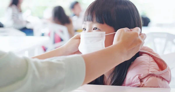 Ouders dragen maskers voor kinderen — Stockfoto