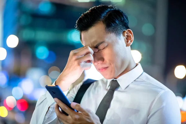 Hombre de negocios siente los ojos dolor — Foto de Stock