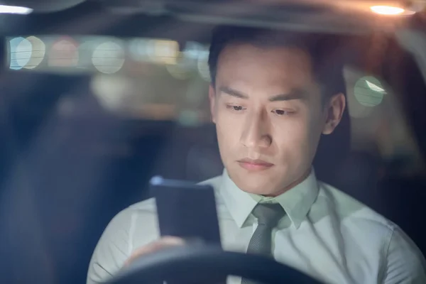 Liikemies masentunut autossa — kuvapankkivalokuva
