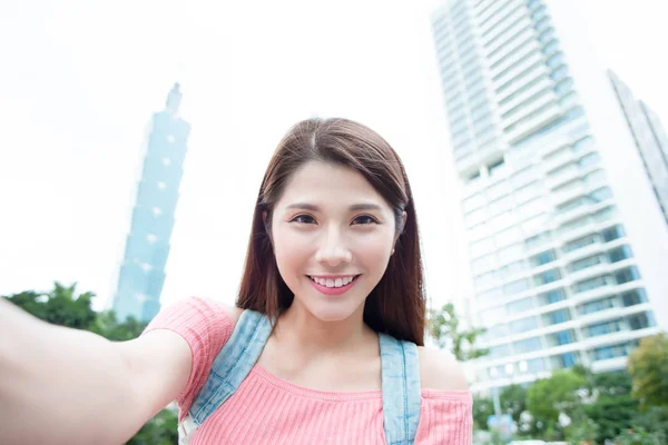 Donna prendere selfie a taipei — Foto Stock