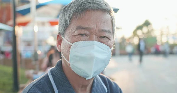 Asiatischer älterer Mann trägt Maske — Stockfoto