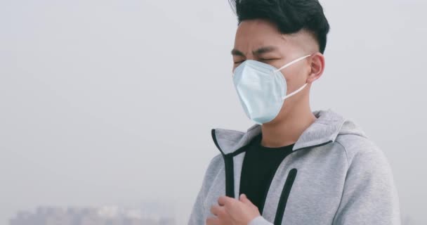 Man hoest en draagt masker — Stockvideo