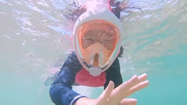 Asiatico bambina snorkeling — Video Stock