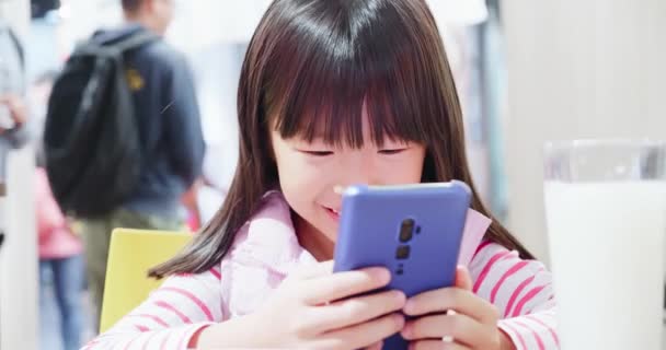 Asiatico ragazza giocare mobile giochi — Video Stock