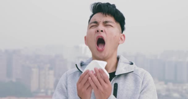 Człowiek ma alergię i kicha — Wideo stockowe