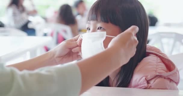 Родители носят маски для детей — стоковое видео