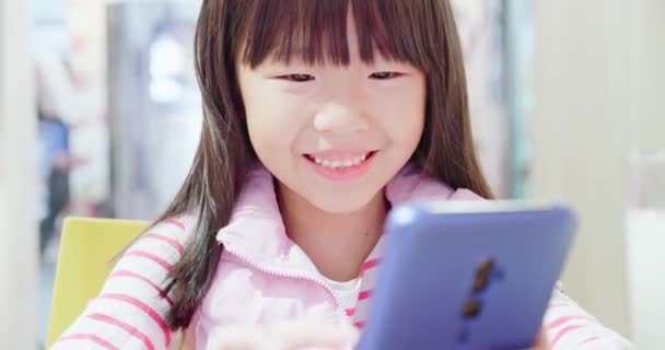 Chica asiática jugar juegos móviles — Vídeo de stock