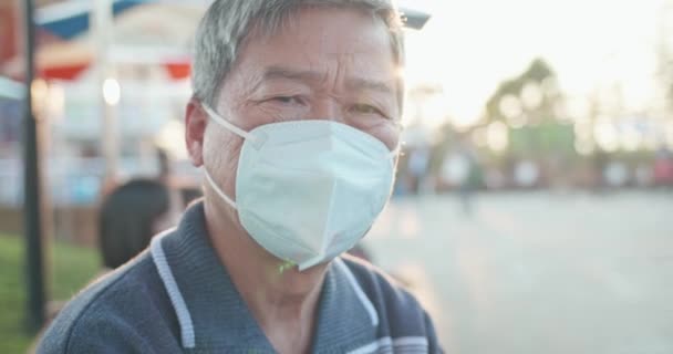 Старший азиатский мужчина носит маску — стоковое видео