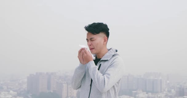 Mann hat Allergie und Niesen — Stockvideo
