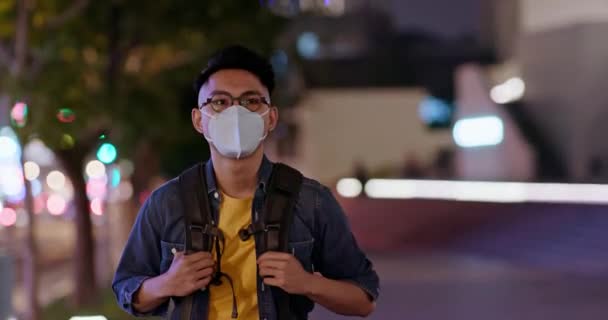 Азиатский человек носит защитную маску — стоковое видео