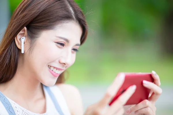 Giovane ragazza asiatica utilizzare il telefono — Foto Stock