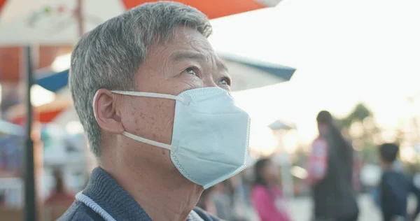 Ásia mais velho homem usa máscara — Fotografia de Stock