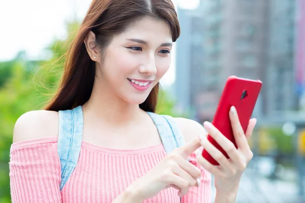 Bruke 5 g smarttelefon i taiwan – stockfoto