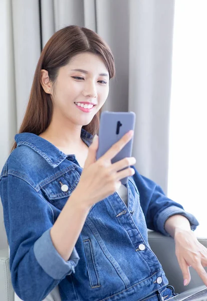 Asiatique femme utiliser smartphone heureusement — Photo