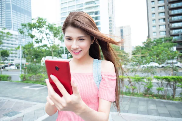 Usar smartphone 5g em taiwan — Fotografia de Stock