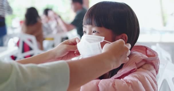 Eltern tragen Kindermasken — Stockvideo