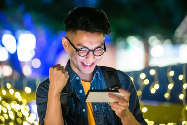 Asijský Mladý Muž Vyhrát Mobilní Hry Chytrý Telefon Gestem Pěsti — Stock fotografie