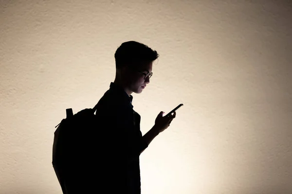 Silhueta Ásia Jovem Homem Uso Inteligente Telefone Livre Noite — Fotografia de Stock