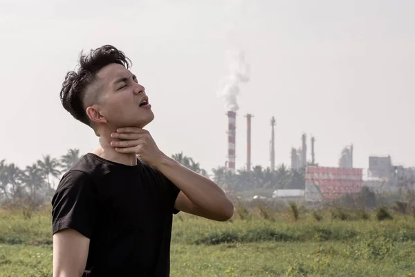 Asiatisk Man Känner Hals Eftersom Luftföroreningar Står Framför Fabriken — Stockfoto