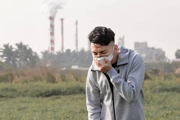 Asiatisk Man Hostar Och Bär Skyddande N95 Mask Eftersom Luftföroreningar — Stockfoto