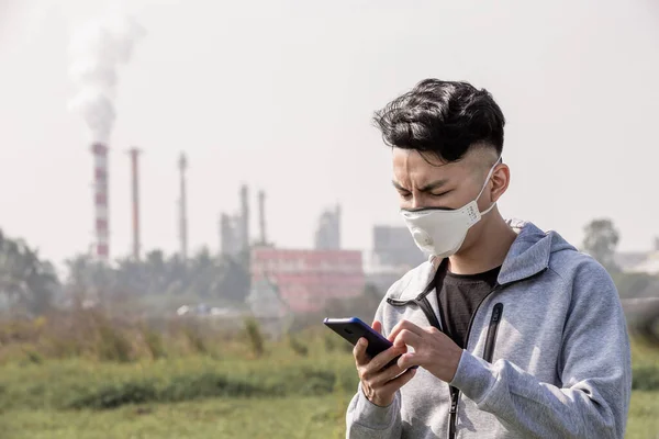 Asiático Hombre Uso Smartphone Usa Protección N95 Máscara Porque Contaminación — Foto de Stock