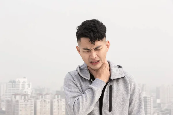 Asiatisk Man Känner Hals Eftersom Överförbara Infektionssjukdomar Eller Luftföroreningar Staden — Stockfoto