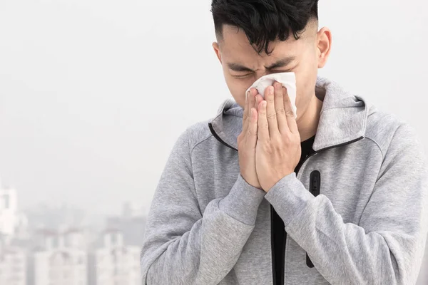 Ázsiai Férfi Allergiás Tüsszent Mert Fertőző Betegségek Vagy Légszennyezés Városban — Stock Fotó