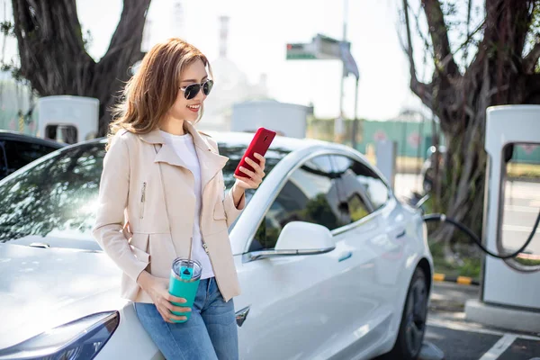 Mujer Asiática Utilizar Reutilizable Ecológico Bebida Paja Mientras Utiliza Teléfono —  Fotos de Stock