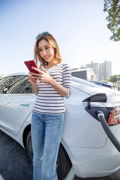 Mujer Asiática Utilizar Teléfono Inteligente Mientras Espera Fuente Alimentación Conectar —  Fotos de Stock